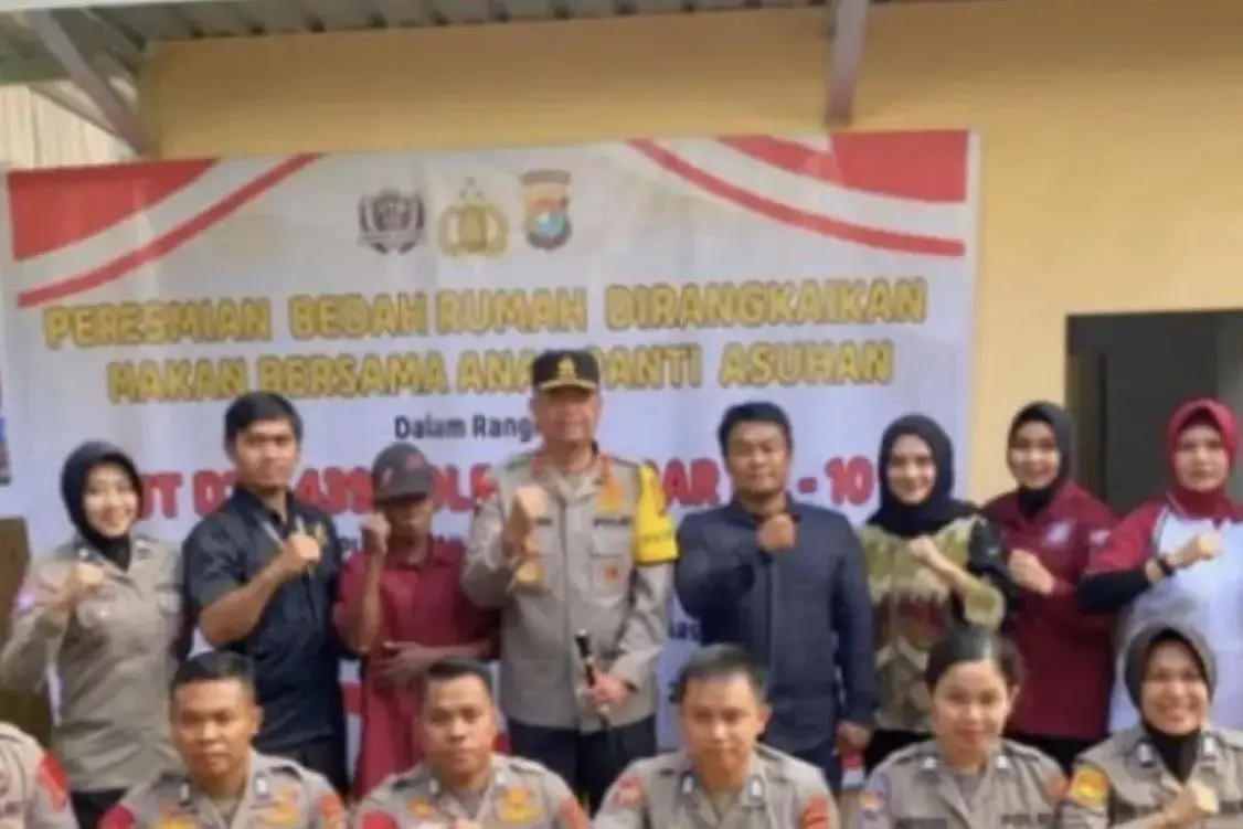 west-sulawesi-police-chief-provides-home-renovation-aid-for-impoverished-residents