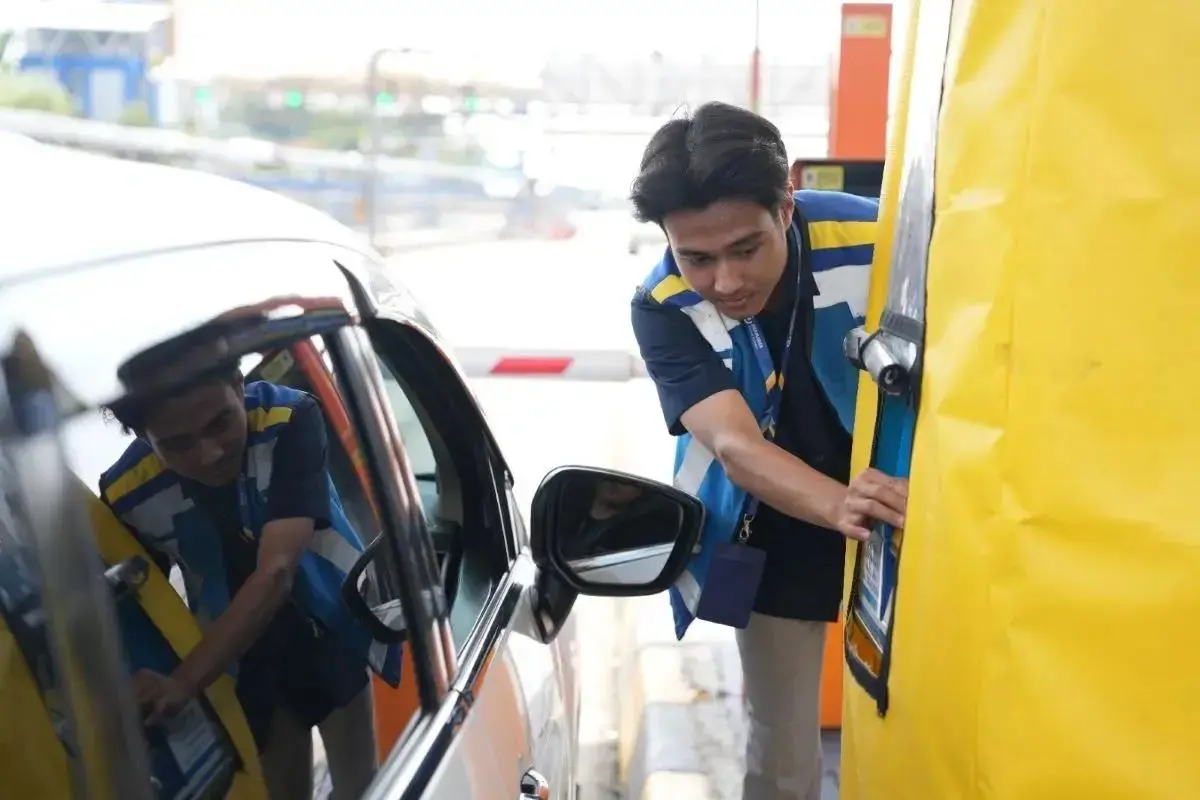 157909-cars-and-buses-leave-greater-jakarta-10-days-before-eid