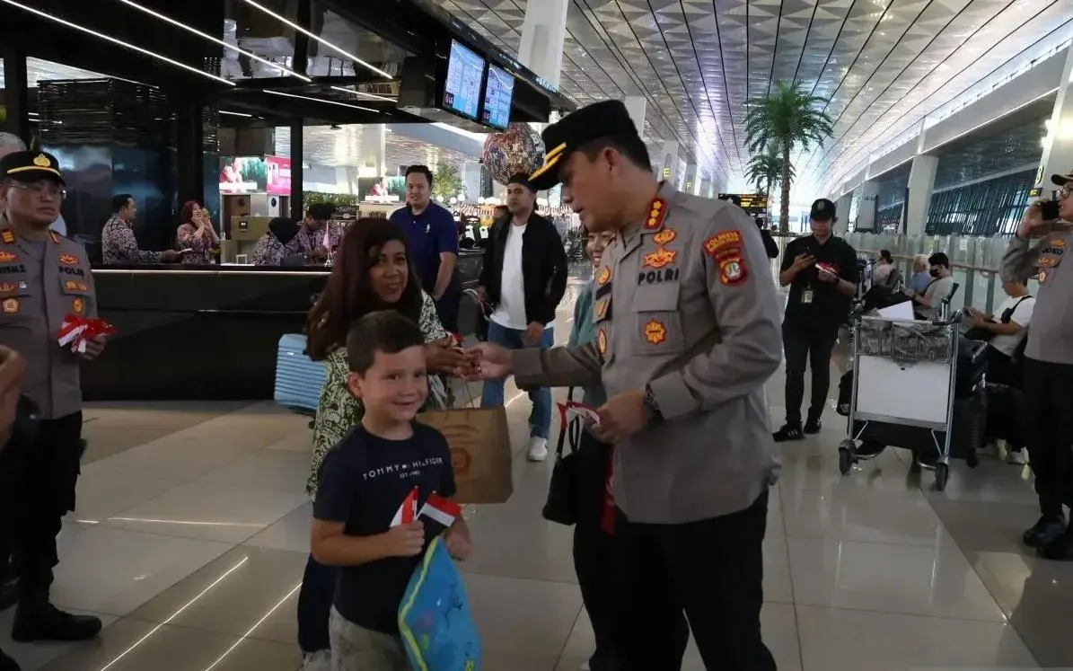 police-give-5000-red-and-white-flags-to-travelers-at-soekarno-hatta-airport