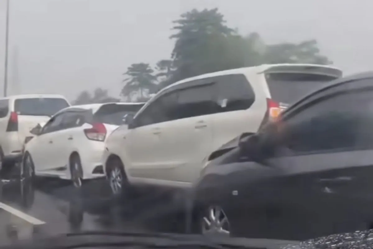 five-cars-collided-on-cileunyi-toll-road-km-152