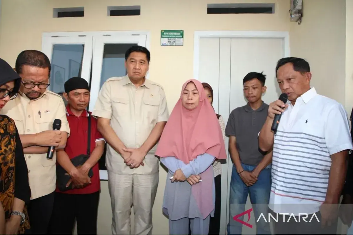 home-affairs-ministry-handed-over-a-house-the-the-family-of-late-affan-kurniawan