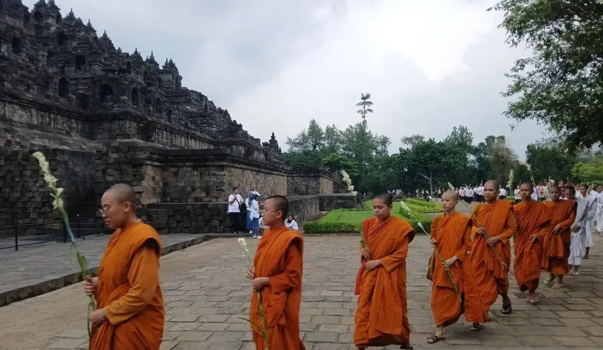 buddhists-observe-magha-puja-at-borobudur-temple