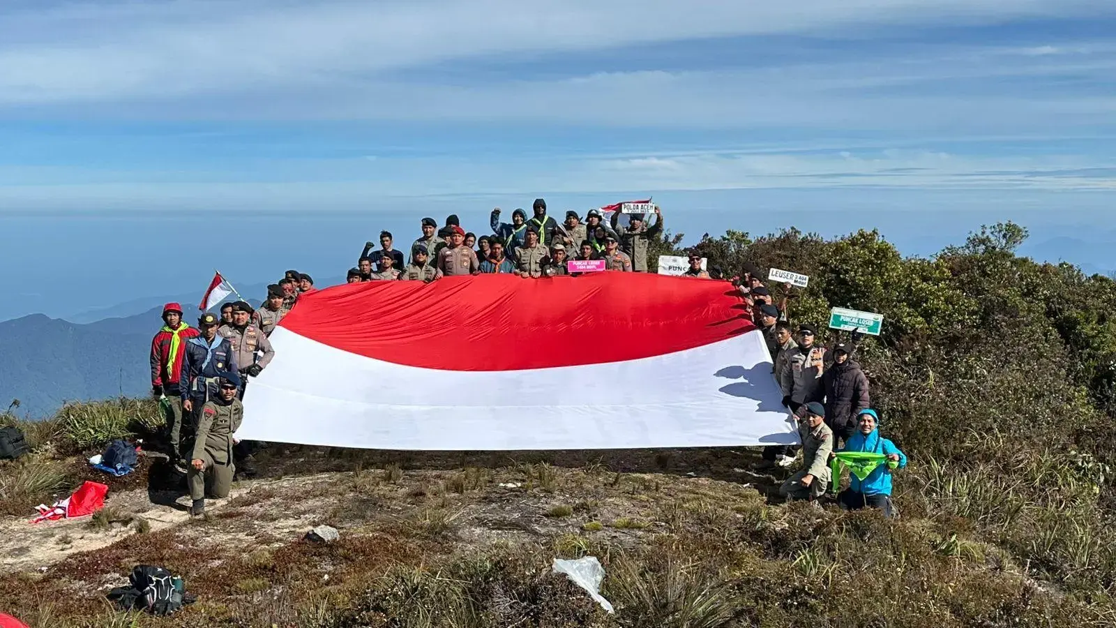 the-expedition-team-of-bhayangkara-reach-the-mountain-peak-of-leuser