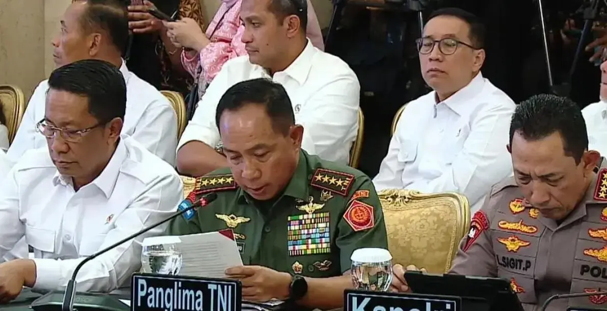 tni-deploys-heavy-military-assets-to-restore-disaster-hit-infrastructure-in-sumatra