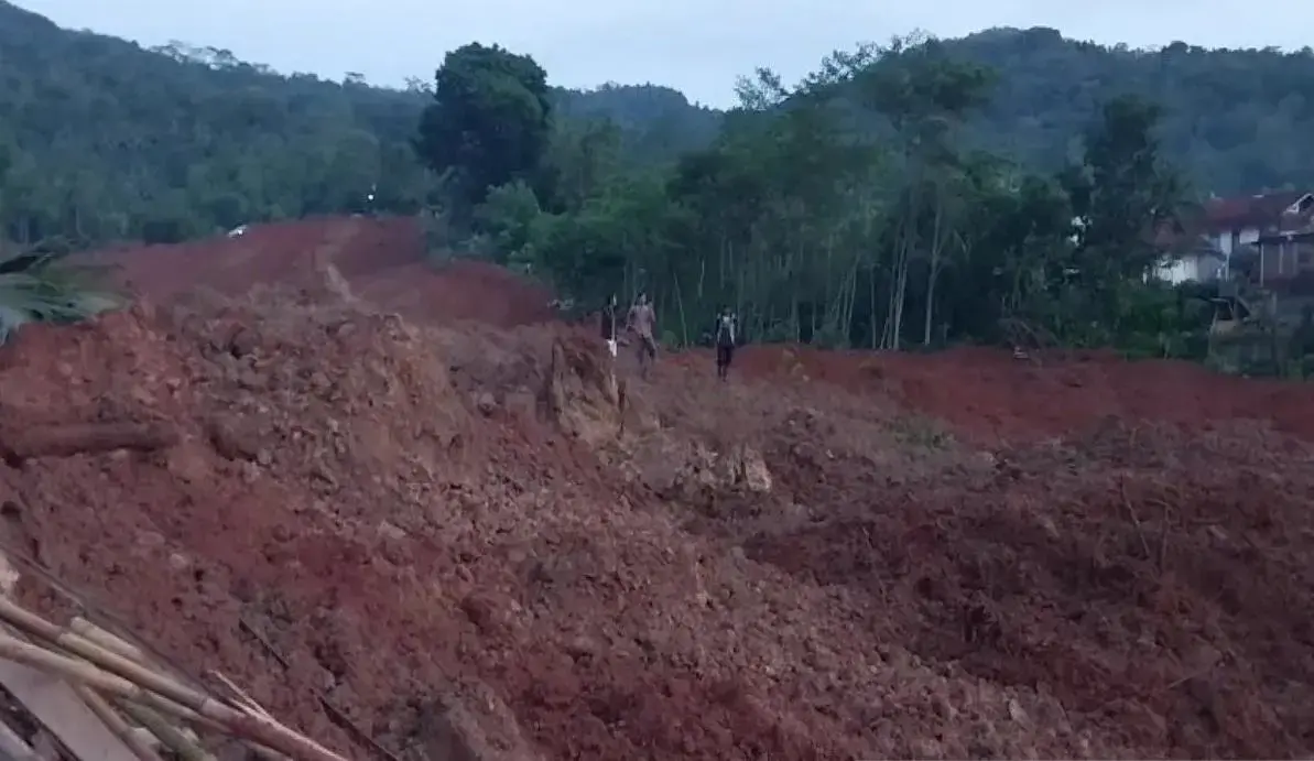dozens-feared-buried-as-massive-landslide-hits-central-java-village
