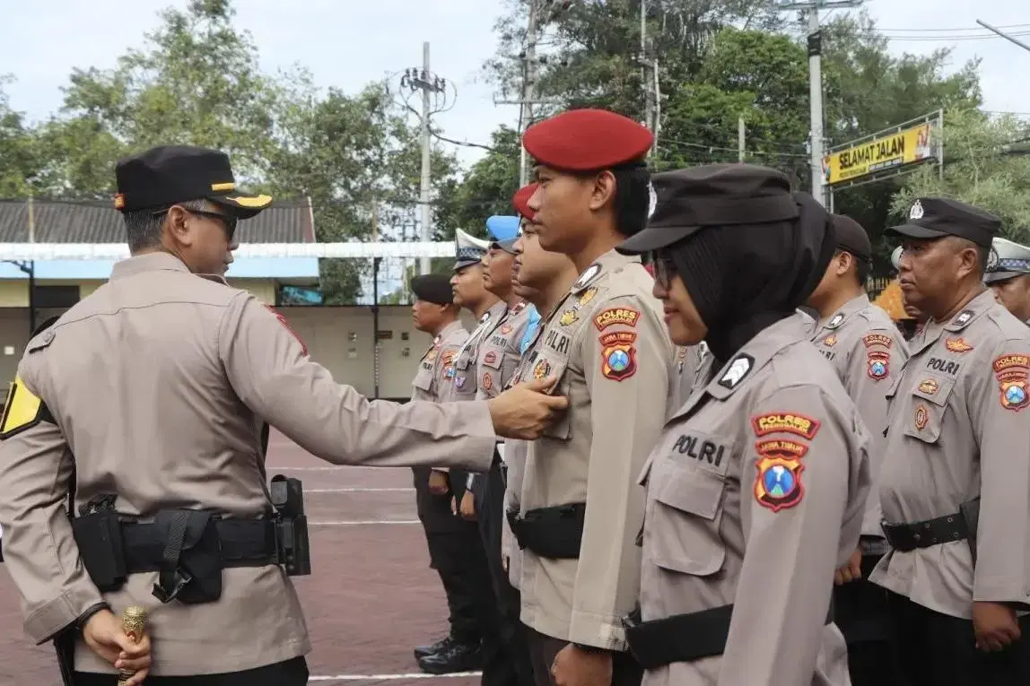 60-trenggalek-police-officers-complete-weight-loss-program