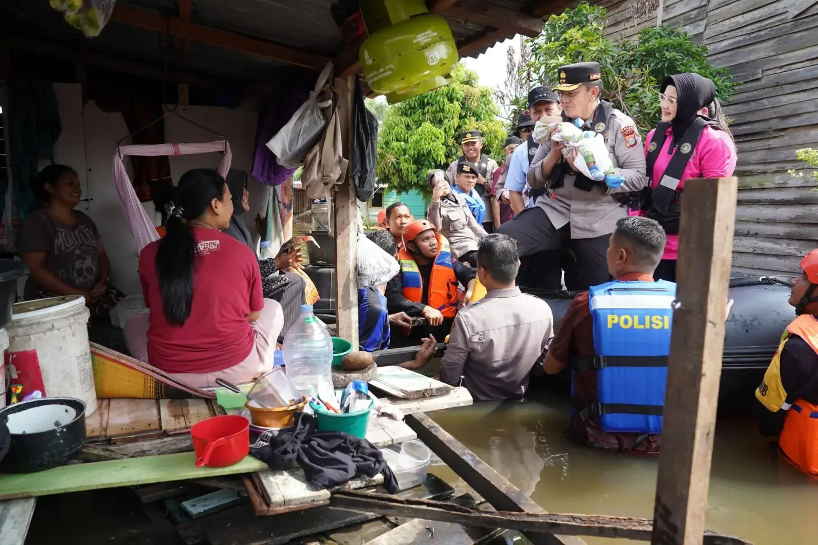 riau-regional-police-chief-inspects-the-flood-location-directly-to-provide-aid