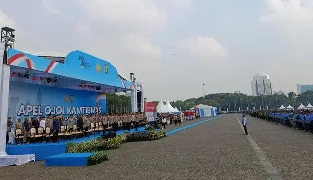 inp-chief-invites-online-motorcycle-taxi-driver-to-join-in-maintaining-public-security