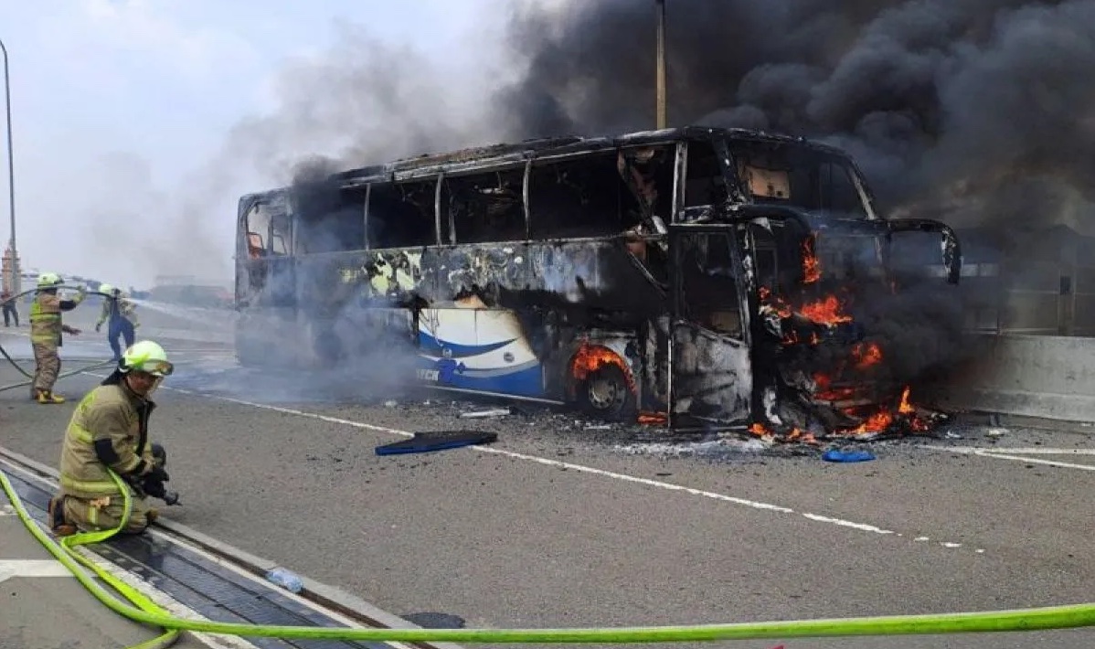 tour-bus-carrying-kindergarten-students-catches-fire-on-becakayu-toll-road