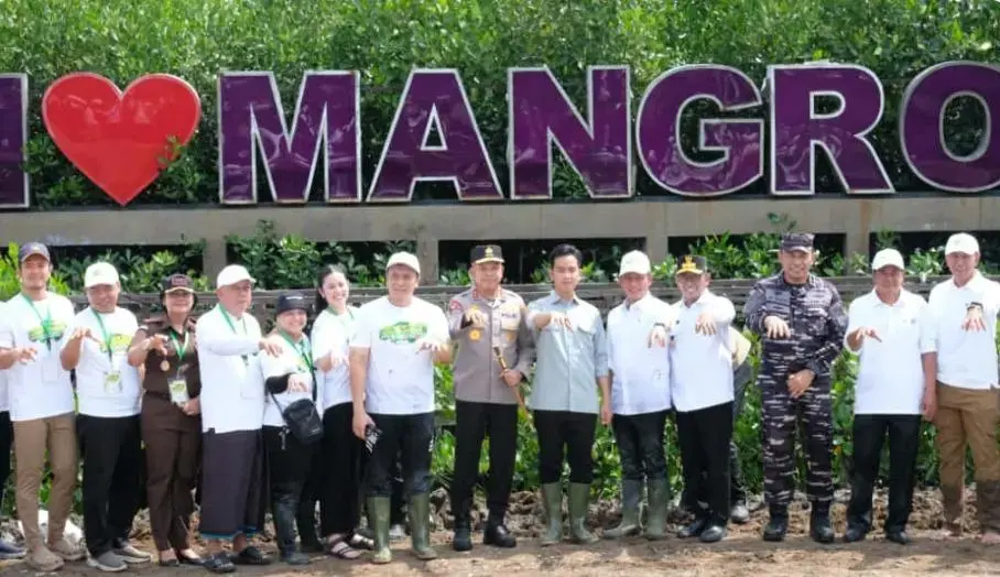 banten-regional-police-chief-accompany-vp-gibran-in-mangrove-planting-in-tangerang