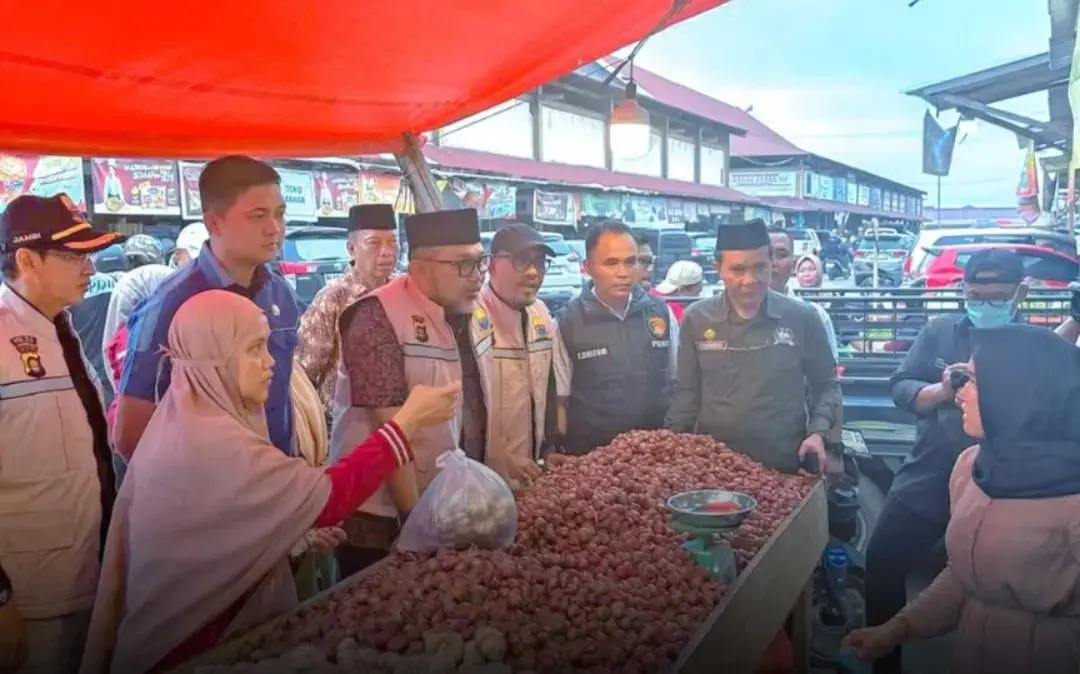 jambi-regional-police-food-task-force-monitors-food-prices-at-angso-duo-traditional-market