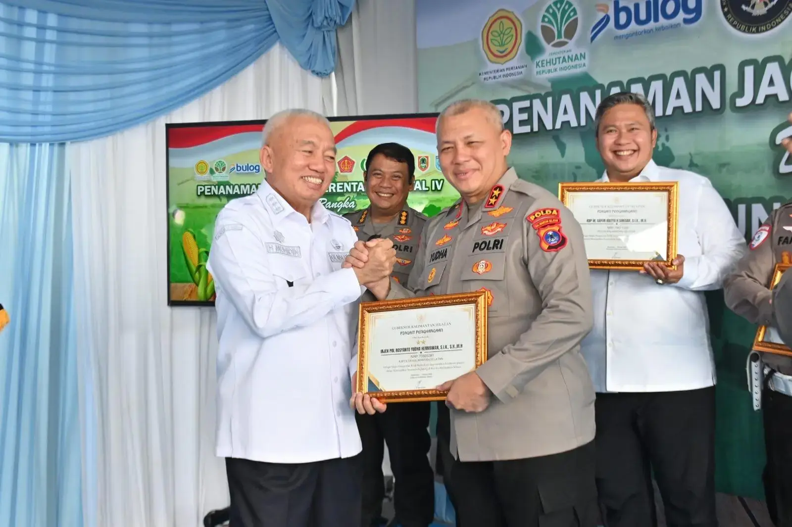 successful-in-contributing-to-food-sector-south-kalimantan-regional-police-receive-awards