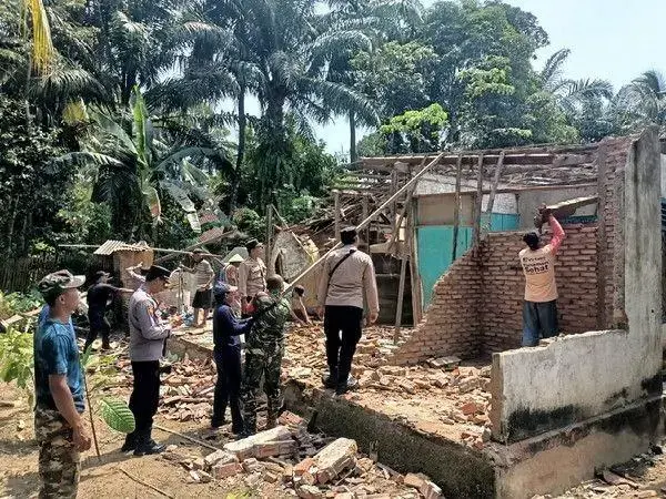 police-help-clean-the-house-debris-due-to-the-earthquake-disaster-in-tenggamus
