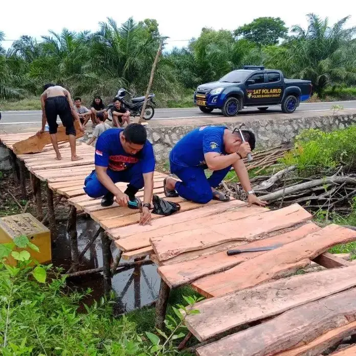 police-builds-fishermans-hut-as-attention-towards-coastal-community-in-pantai-baru