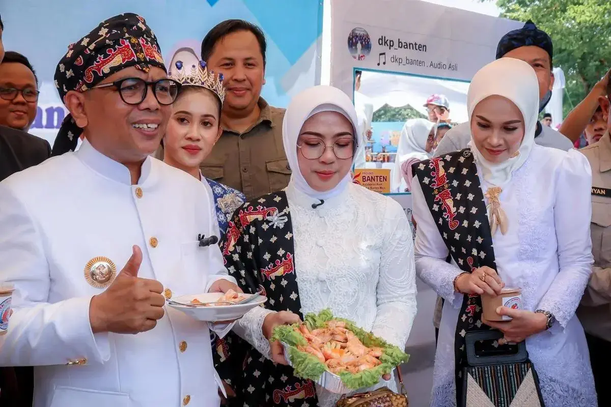 banten-governor-eats-local-shrimp-to-prove-its-safe-amid-cesium-137-radiation-scare