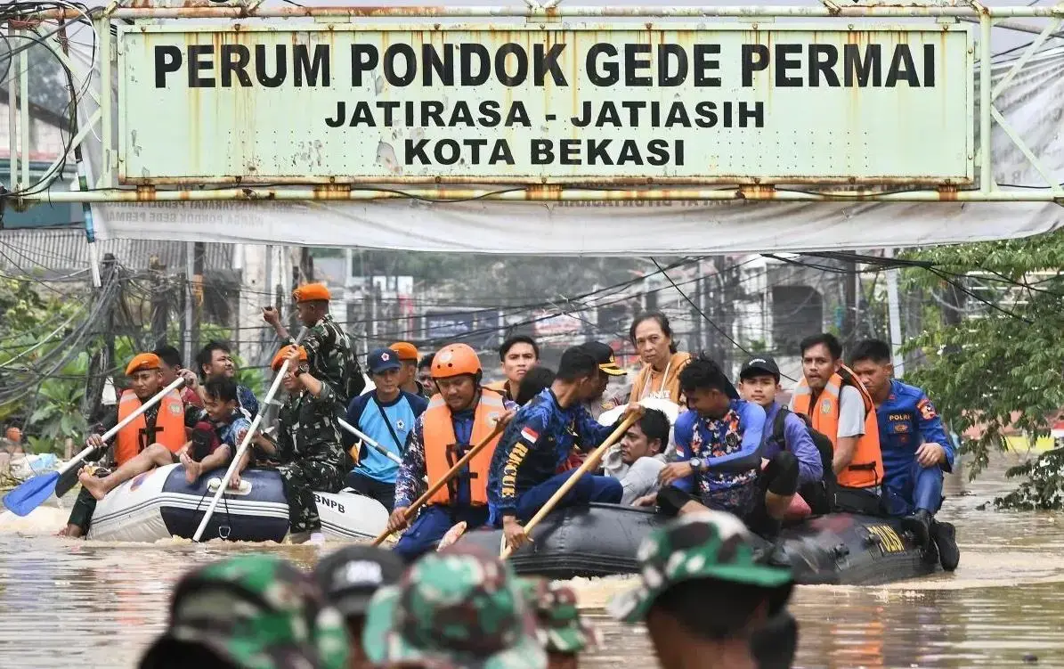 inp-water-and-air-police-deploy-200-officers-for-bekasi-flood-evacuation