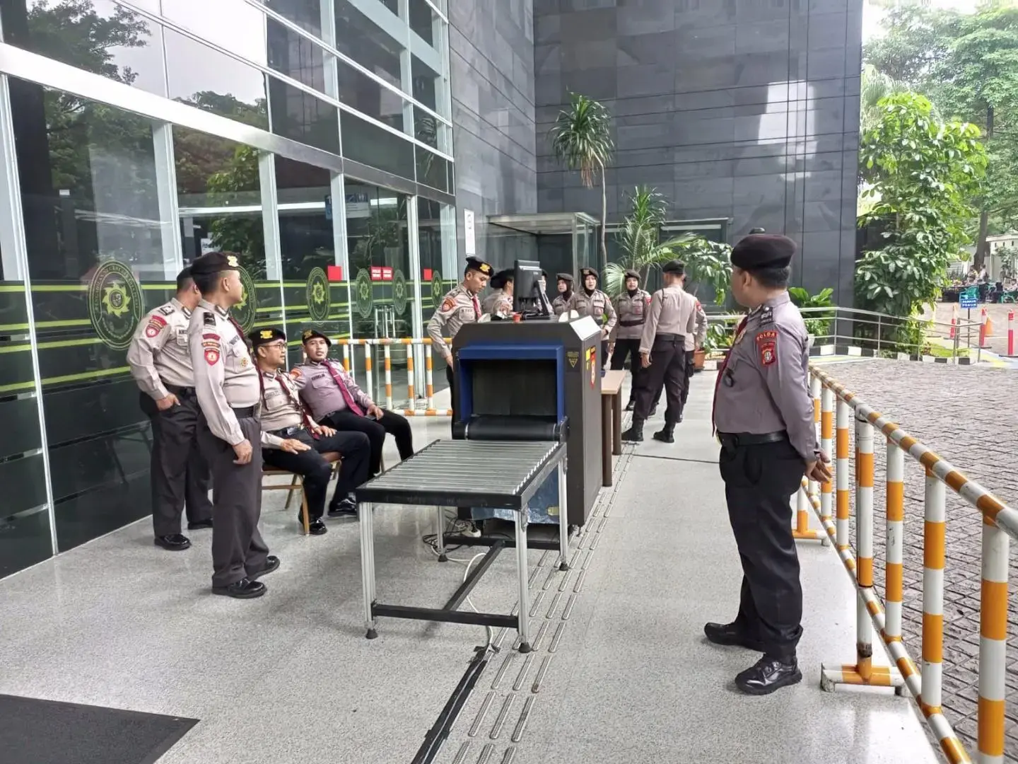 hasto-trial-in-central-jakarta-secured-by-personnel