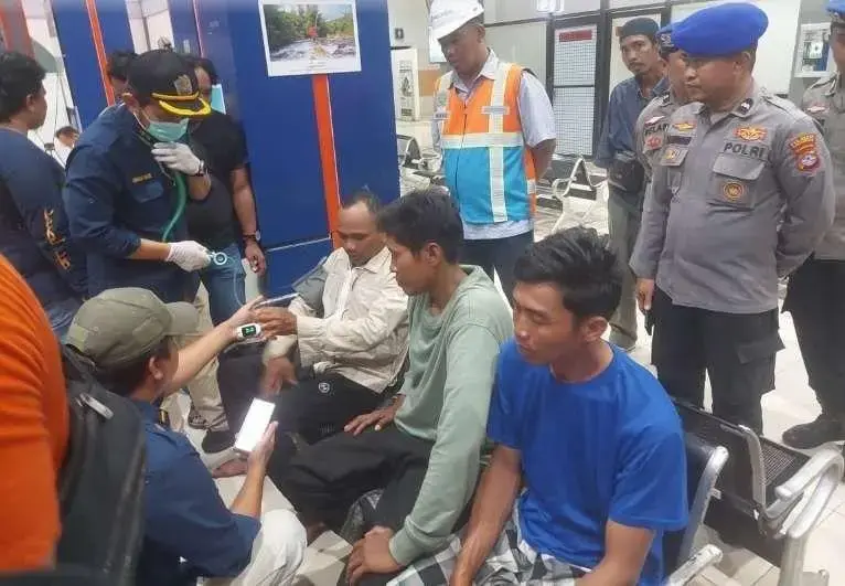 search-and-rescue-team-successfully-evacute-11-sinking-shipping-boat-crews