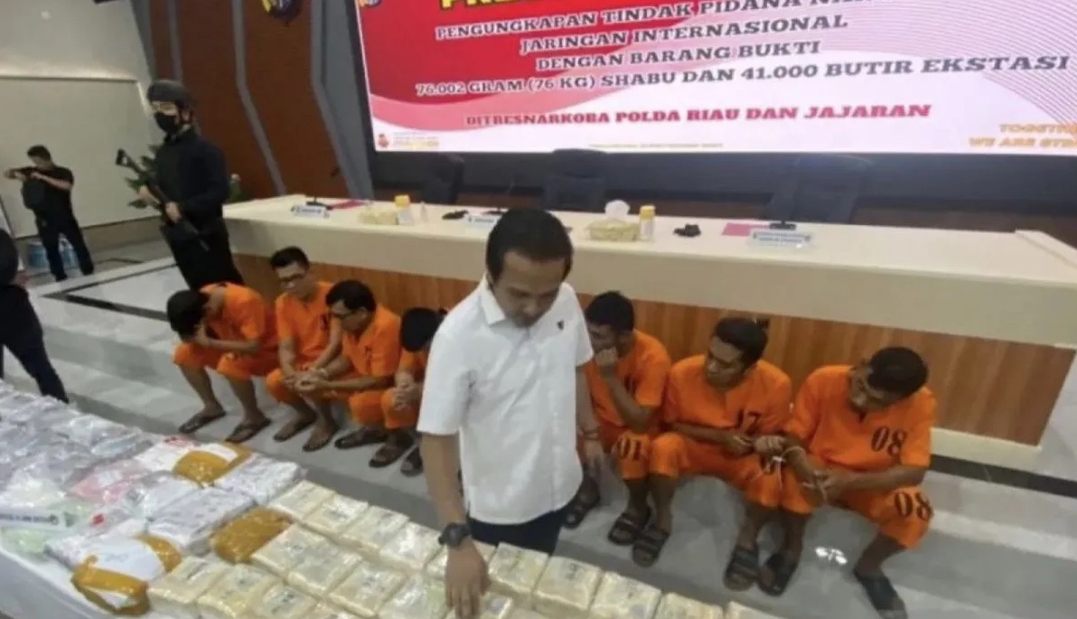 riau-police-foil-distribution-of-76-kg-of-meth-and-41000-ecstasy-pills