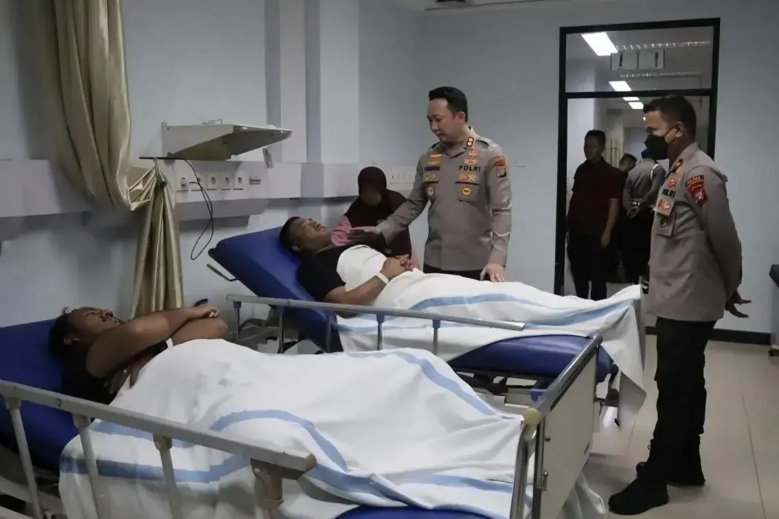 police-officer-attacked-with-acid-while-preventing-brawl-in-south-tangerang