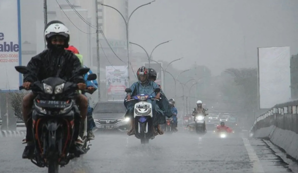 bmkg-warns-of-thunderstorms-across-most-regions-on-sunday