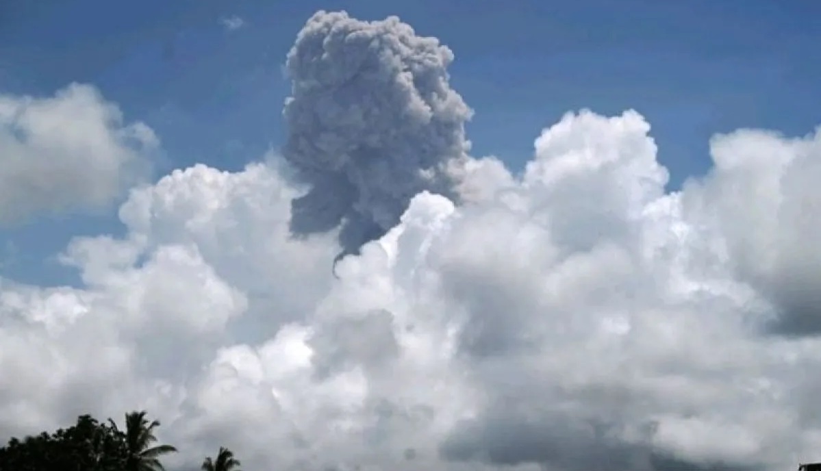 mount-ibu-in-halmahera-barat-spews-15-km-high-ash-cloud