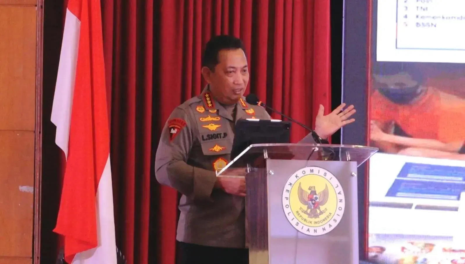 general-sigit-appreciates-the-2020-2024-kompolnas-commissioner-for-their-dedication
