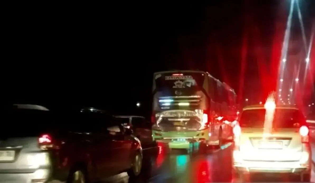 heavy-traffic-on-cipularang-toll-road-toward-jakarta-during-school-holidays