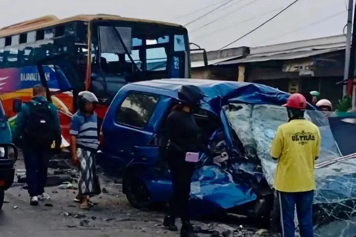 seven-dead-in-gresik-bus-car-crash
