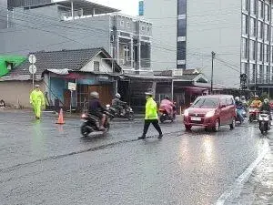 continuous-service-by-bangka-belitung-regional-police-traffic-directorate-in-managing-the-road