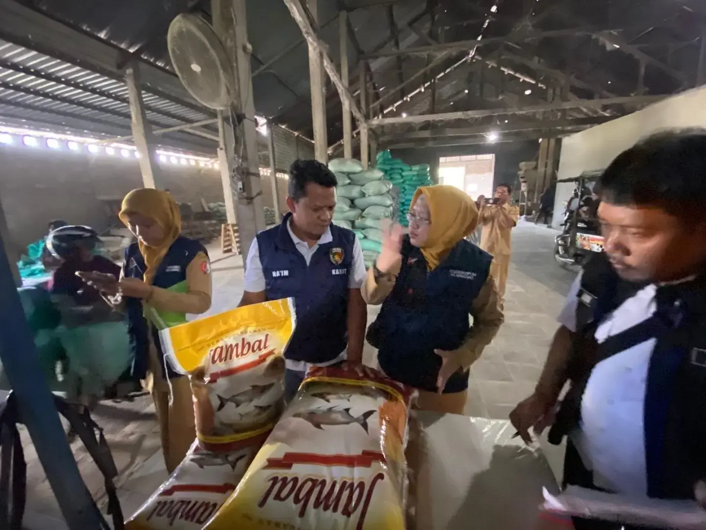 anticipating-the-circulation-of-adulterated-rice-bojonegoro-food-task-force-held-surprise-inspection-on-rice-mills