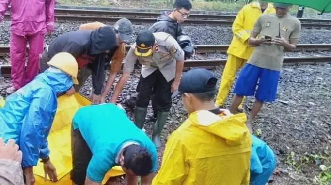 two-men-found-dead-on-a-north-cipinang-besar-railway