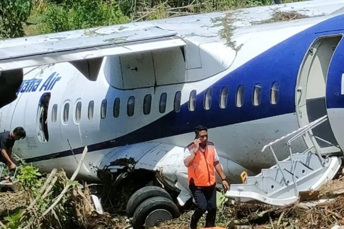 trigana-plane-passengers-evacuated-to-serui-hospital-papua-police