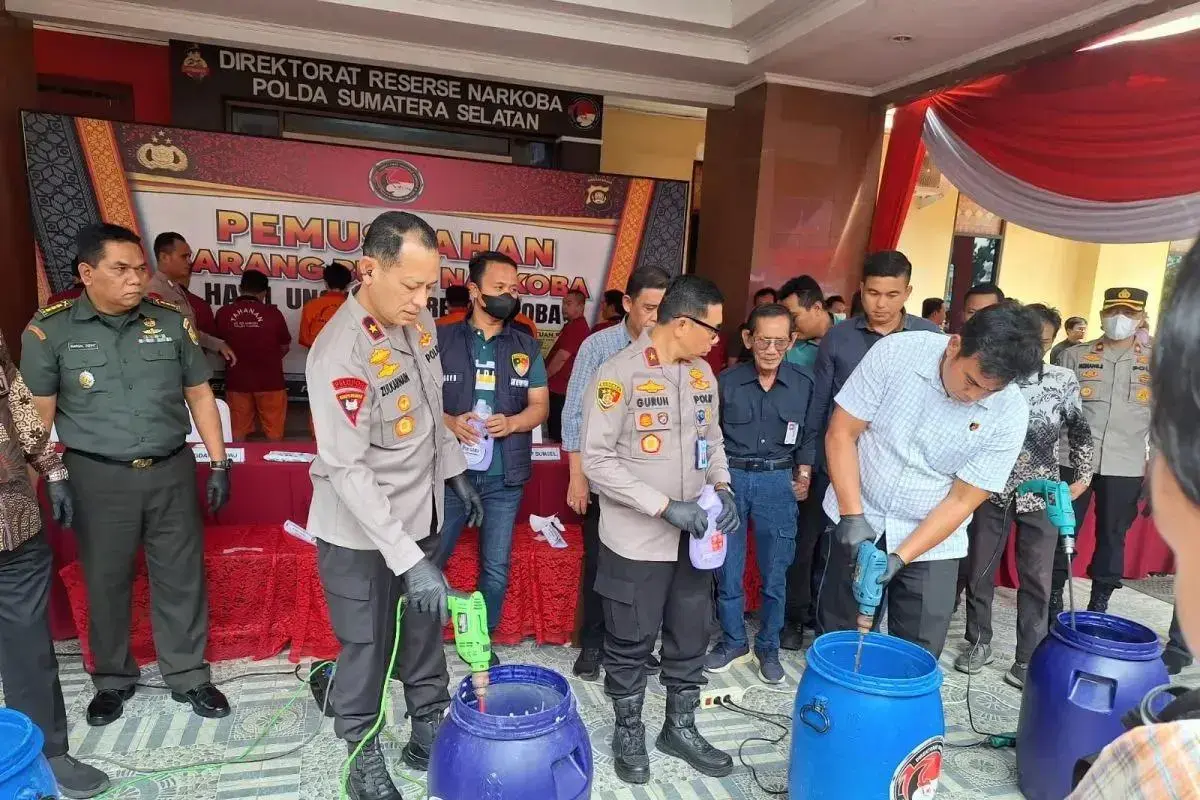 south-sumatra-regional-police-destroys-17-kilogram-of-meth-and-thousands-of-ecstasy-pills