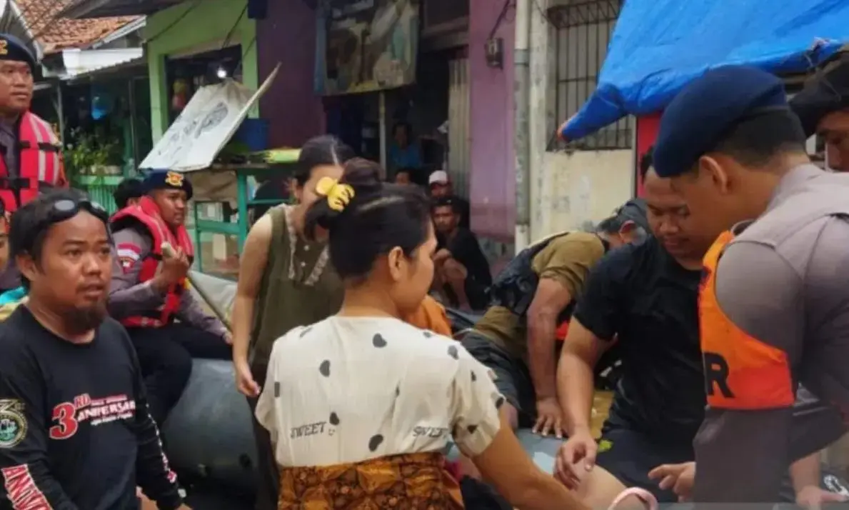 police-evacuate-130-infants-and-elderly-from-cililitan-floods