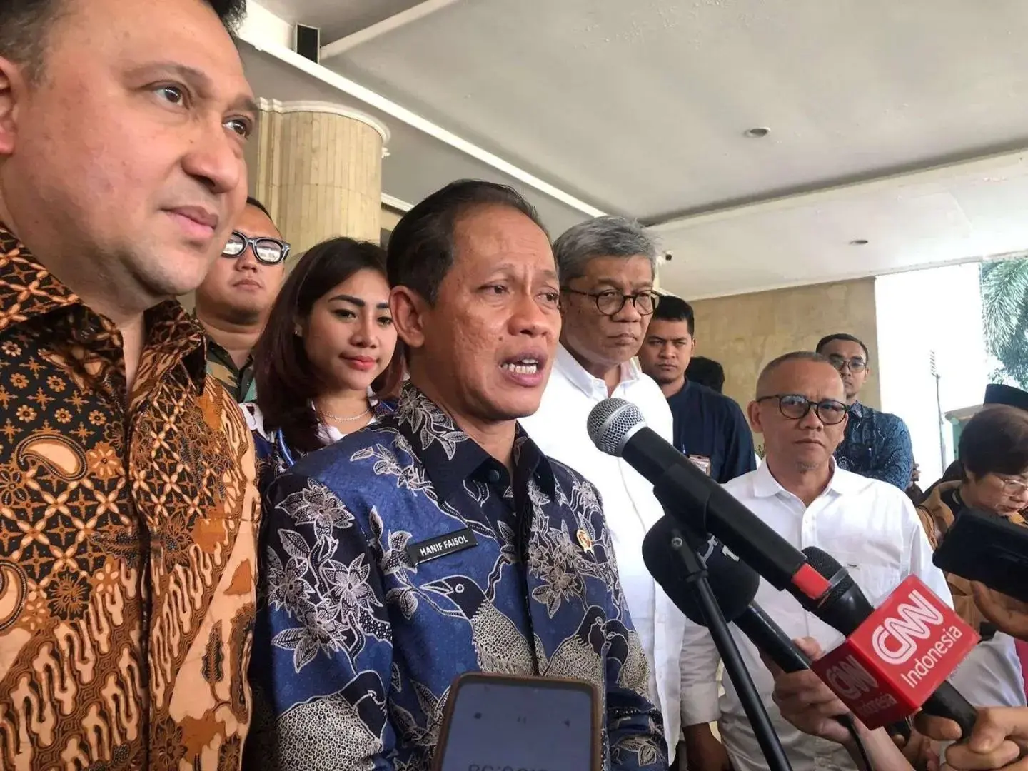 minister-hanif-highlights-the-poor-waste-management-in-north-jakarta-elite-areas