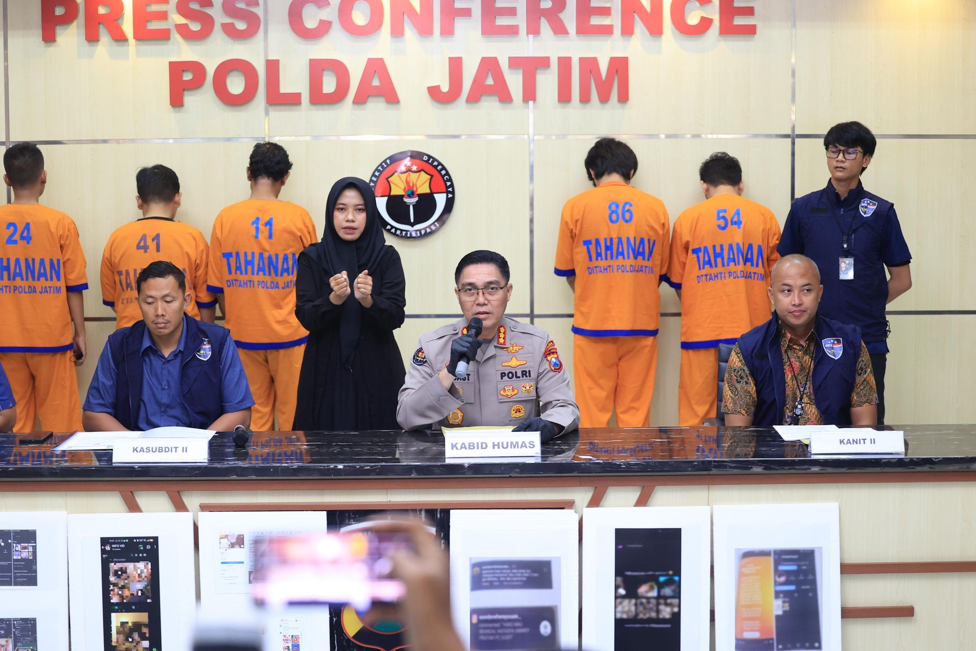police-arrest-4-admins-and-members-of-same-sex-group-in-surabaya