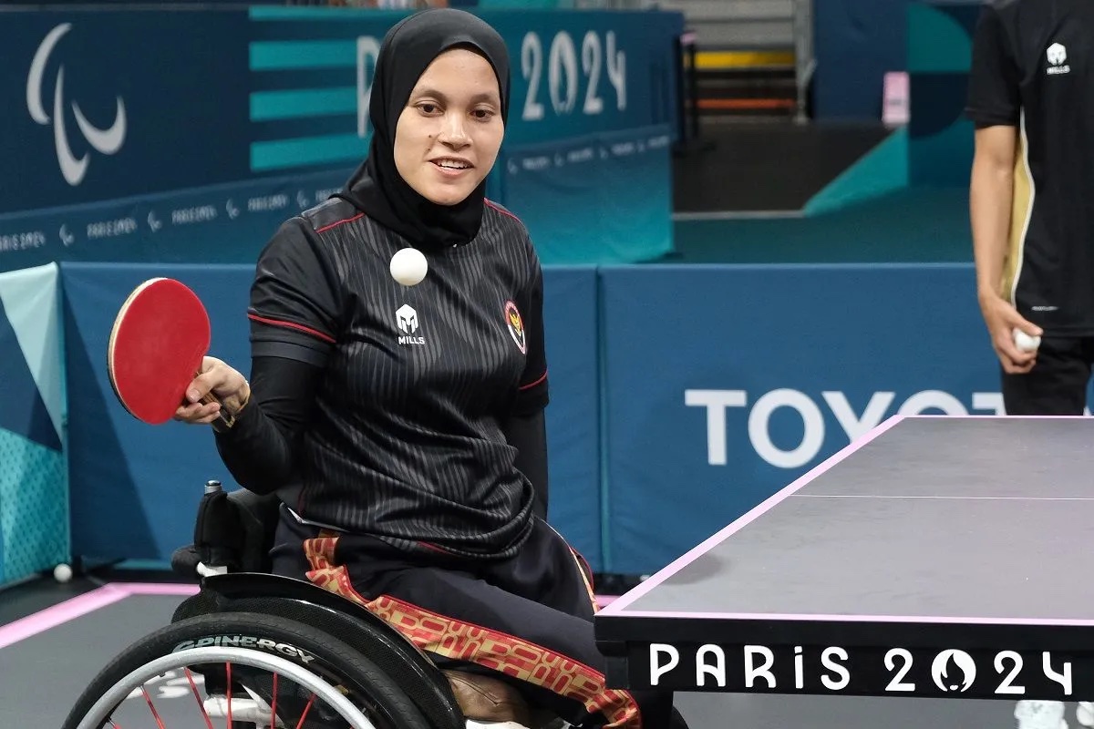 leli-marlina-fadli-immammudin-carry-indonesias-flag-at-paris-2024-paralympics