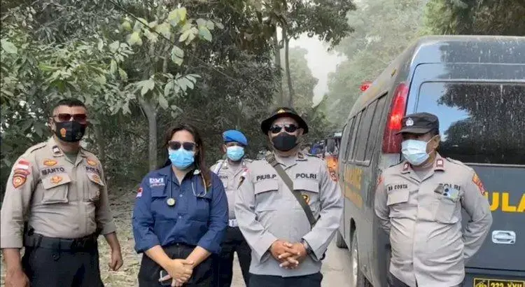 police-mobilize-medical-unit-to-help-people-amidst-the-high-volcanic-activity-of-mount-lewotobi-laki-laki