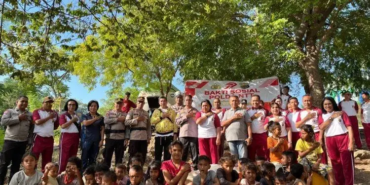 police-delivers-clean-waters-to-people-affected-by-drought-in-kupang-city