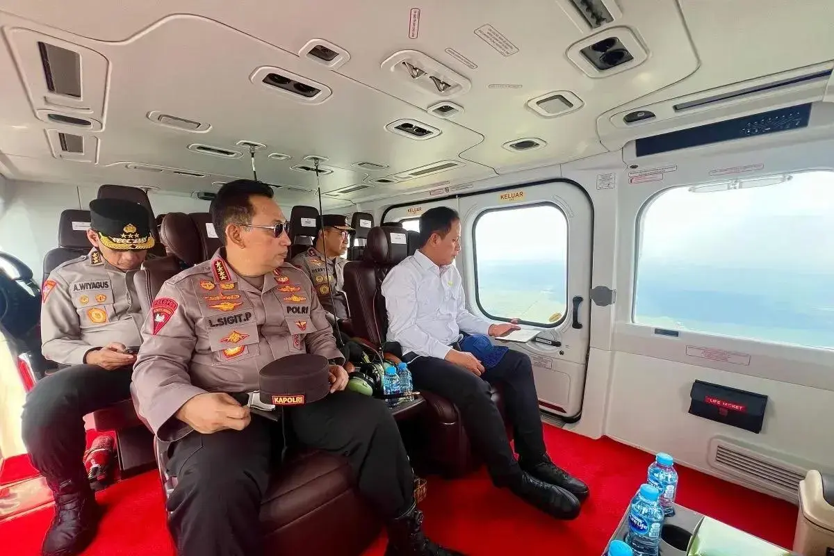 inp-chief-surveys-wildfire-hotspots-in-riau-from-the-air