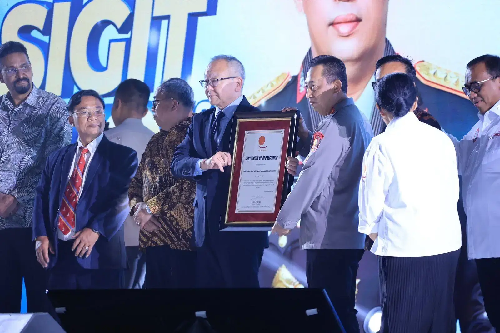 inp-chief-receives-award-from-international-organization-for-his-contribution-in-employment