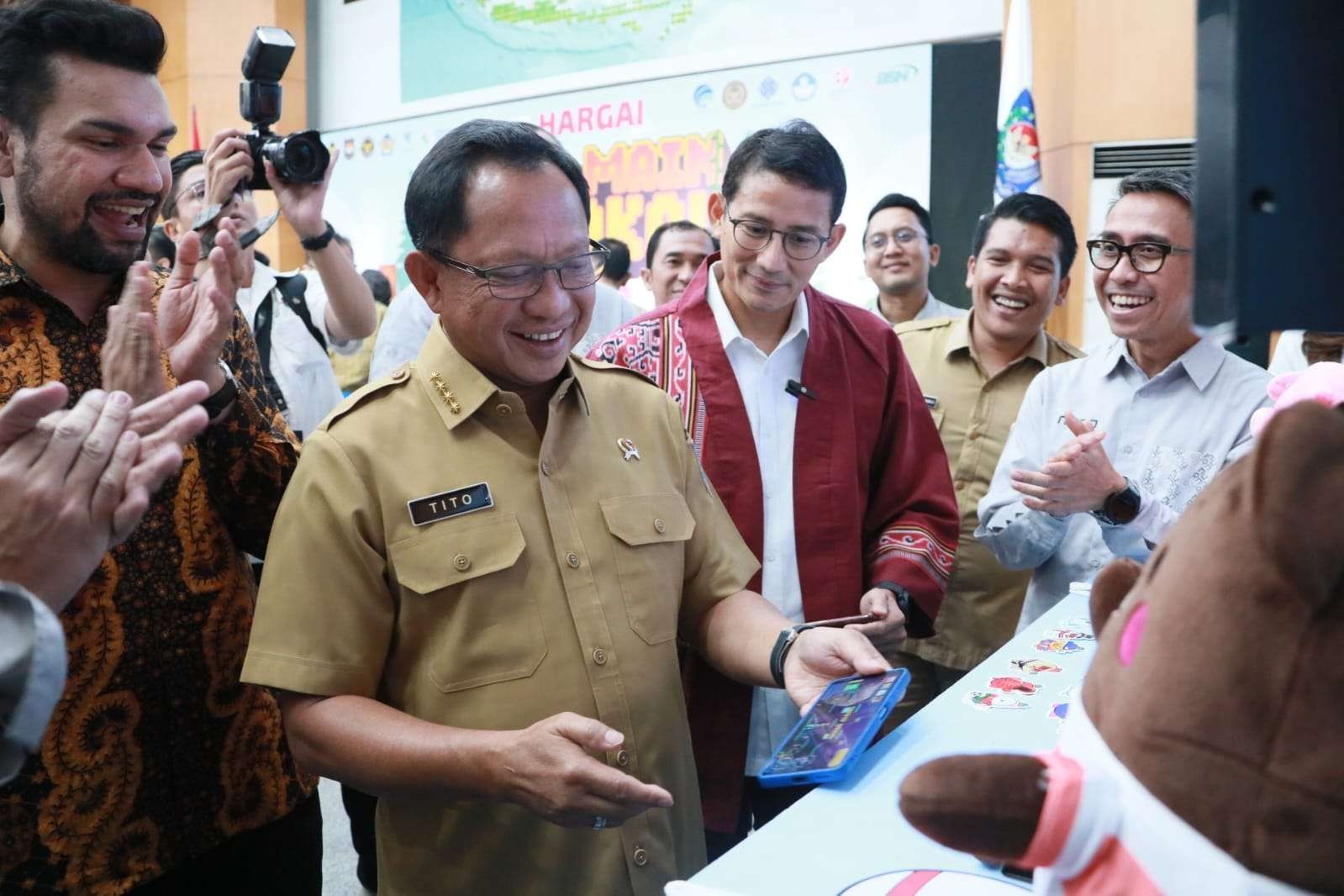 home-affairs-minister-joins-in-supporting-local-game-industry