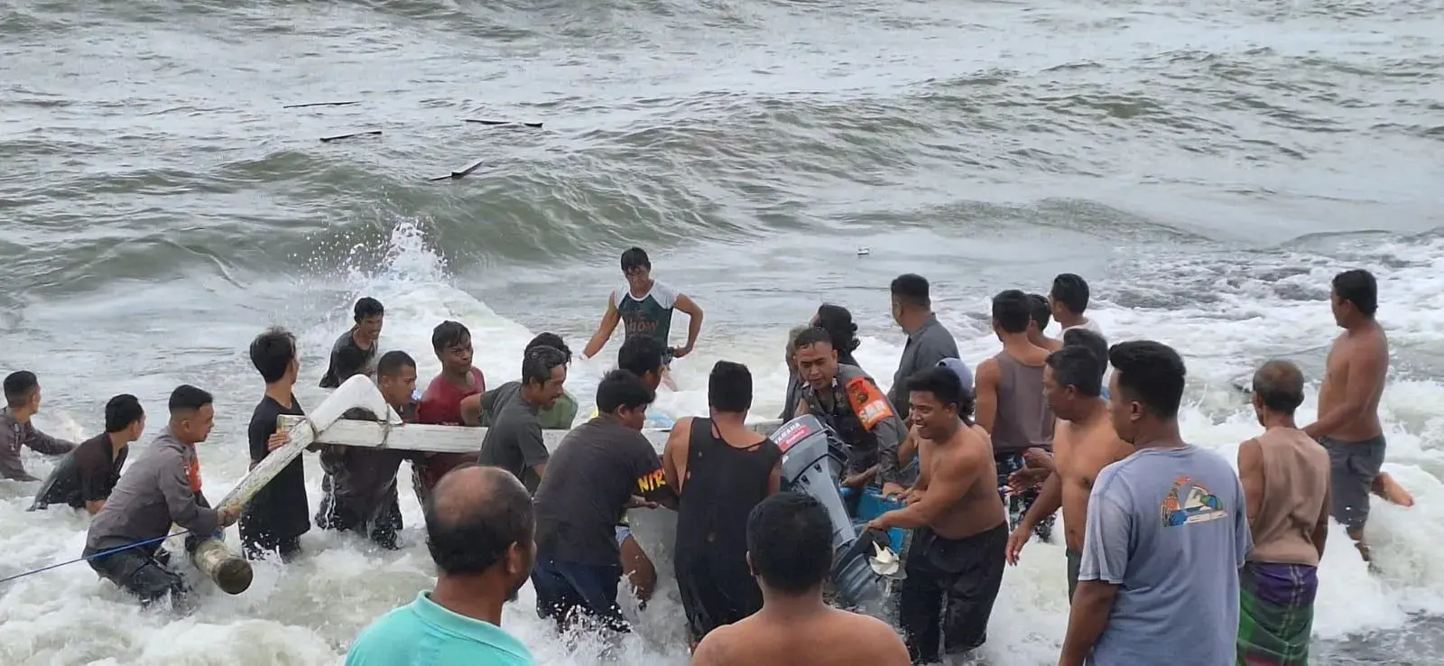 authorities-work-hand-in-hand-with-locals-to-help-evacuate-capsized-ship