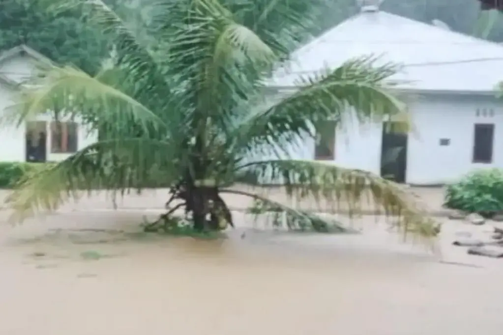 floods-submerge-1459-homes-in-batang-kapas-west-sumatra