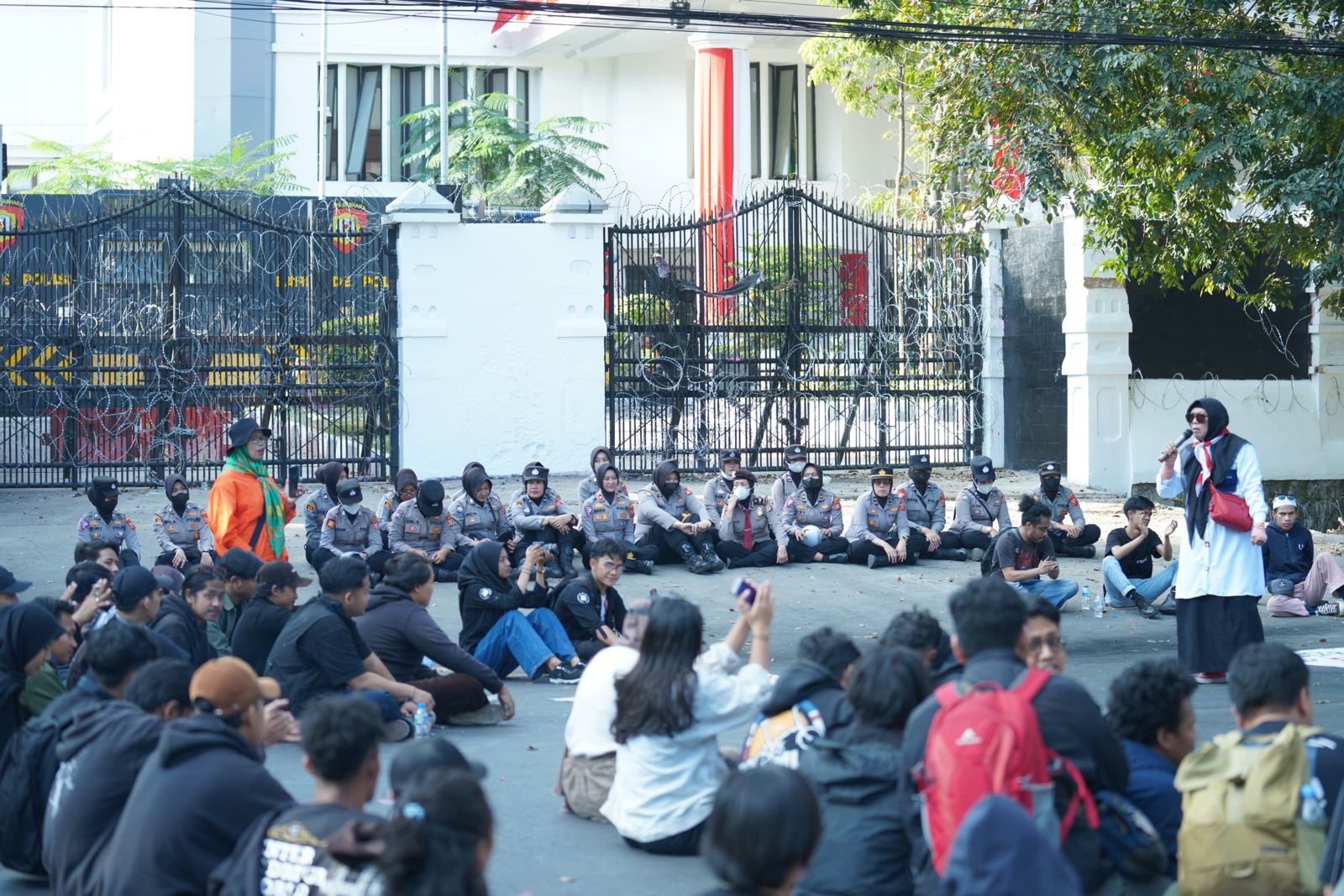 west-java-regional-police-appreciates-peaceful-protest-in-front-of-regional-legislative-council-building