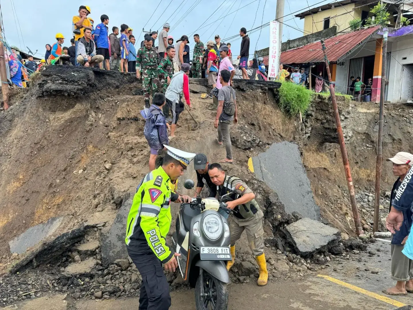 poured-by-heavy-rains-cidadap-bridge-collapse