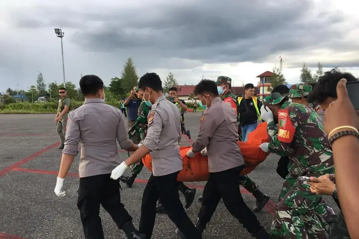 police-evacuate-and-identify-two-kkb-victims-in-yahukimo