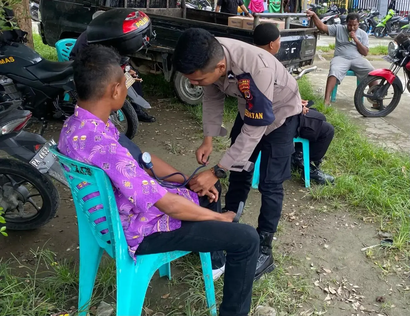 jayapura-sub-regional-police-held-medical-service-to-people-through-keladi-sagu-program