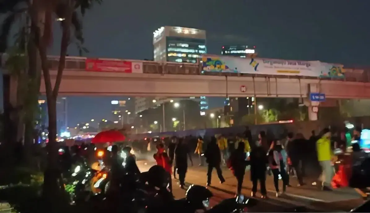 police-disperse-protesters-at-dpr-complex